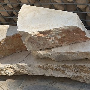 אבן תיחום מנוסר לבן.
